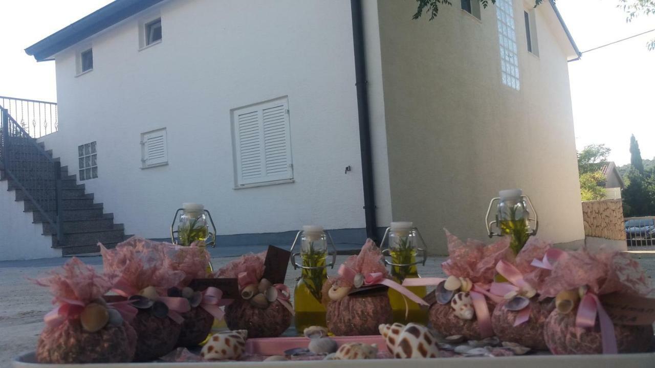 Apartman Zahira Karlobag Buitenkant foto
